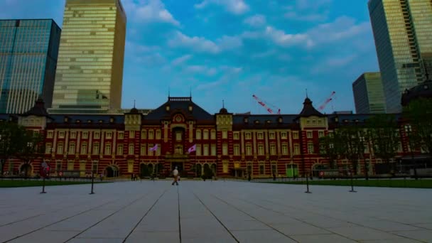 Timelapse ludzi i chmura przed Tokio stacją szeroki strzał panning — Wideo stockowe