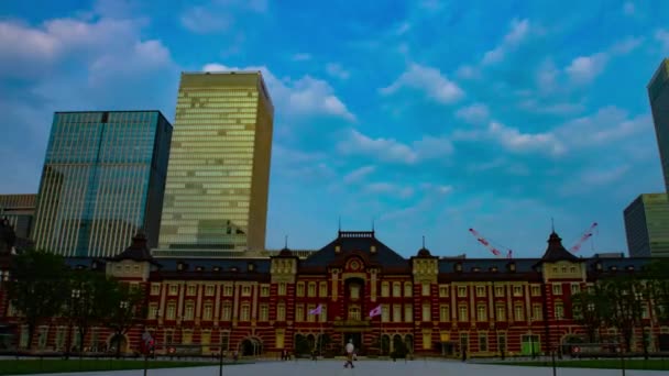 Timelapse ludzi i chmura przed Tokio stacją szeroki strzał panning — Wideo stockowe