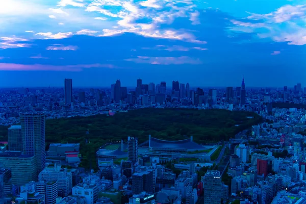 Uma paisagem urbana crepúsculo na cidade urbana em Shinjuku direção ângulo alto — Fotografia de Stock