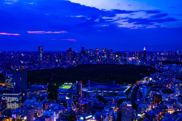 Uma paisagem urbana crepúsculo na cidade urbana em Shinjuku direção ângulo alto — Fotografia de Stock