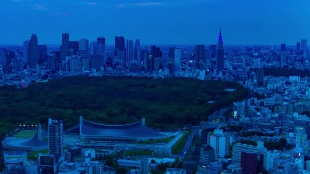 Ein Zeitraffer des Stadtbildes in der Dämmerung bei Shinjuku in Richtung Hochwinkelneigung — Stockvideo