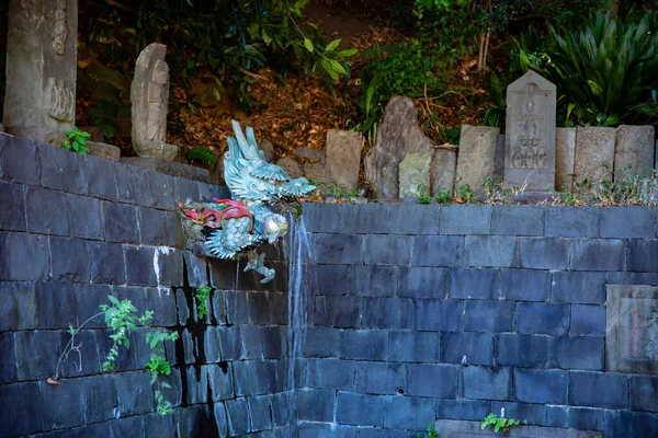 Uma estátua de dragão no chozuya no templo Meguro fudo em Tóquio — Fotografia de Stock