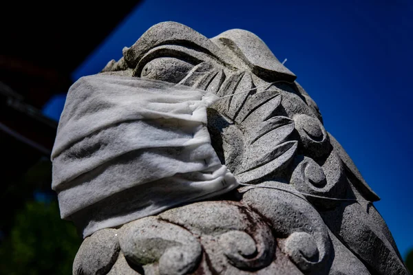 Uma estátua de cão Guardião usando máscara no templo Meguro Fudo em Tóquio closeup — Fotografia de Stock