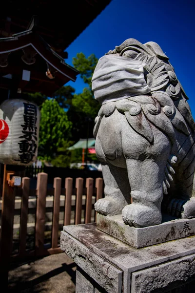 stock image A statue of Guardian dog wearing mask at Meguro fudo temple in Tokyo