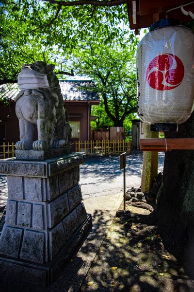 Una estatua del perro guardián con máscara en el templo Meguro fudo en Tokio — Foto de Stock