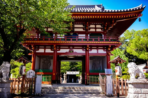 Главные ворота храма Мегуро Фудо в Токио — стоковое фото