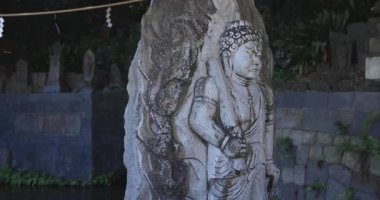 Tokyo 'daki Meguro Fudo Tapınağı' nda Tanrı 'nın heykeli.