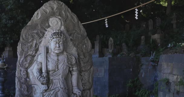Sebuah patung Allah di kuil Meguro fudo di Tokyo — Stok Video