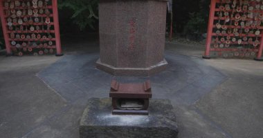 Tokyo 'daki Meguro Fudo Tapınağı' nda bir Tanrı heykeli.