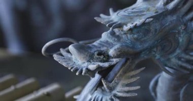 Tokyo 'daki Meguro Fudo Tapınağı' ndaki Chozuya 'da bir ejderha heykeli.