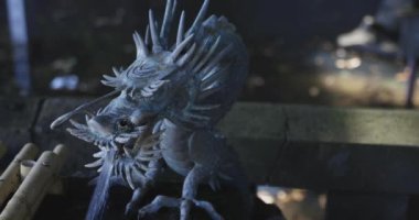 Tokyo 'daki Meguro Fudo Tapınağı' ndaki Chozuya 'da bir ejderha heykeli.