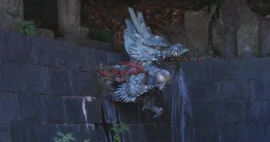 Tokyo 'daki Meguro Fudo Tapınağı' ndaki Chozuya 'da bir ejderha heykeli.