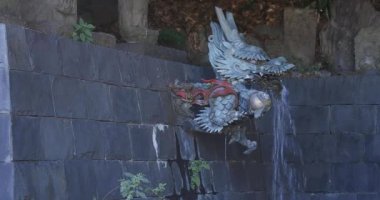 Tokyo 'daki Meguro Fudo Tapınağı' ndaki Chozuya 'da bir ejderha heykeli.