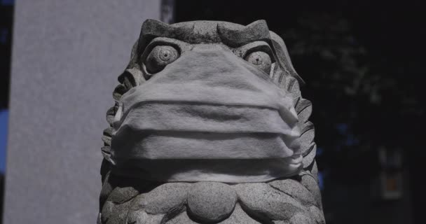 En staty av Guardian hund bär mask på Meguro fudo tempel i Tokyo närbild — Stockvideo