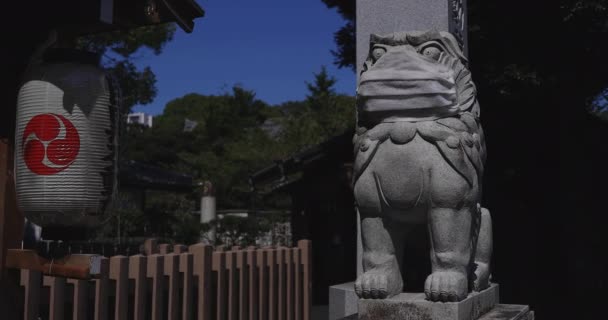 Tokyo 'daki Meguro Fudo Tapınağı' nda maske takan koruyucu köpek heykeli. — Stok video