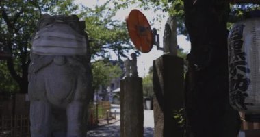 Tokyo 'daki Meguro Fudo Tapınağı' nda maske takan koruyucu köpek heykeli.
