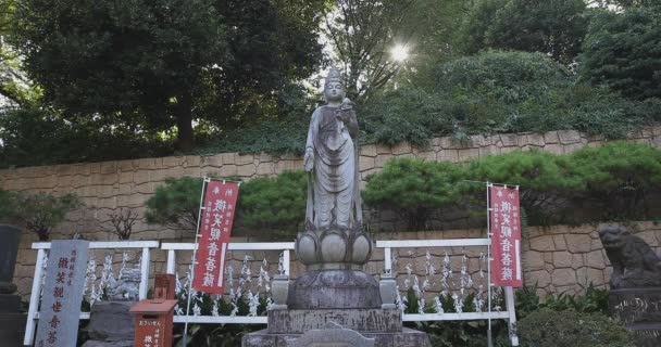 도쿄에 있는 메가로 푸도 사원에 있는 신의 조각상 — 비디오