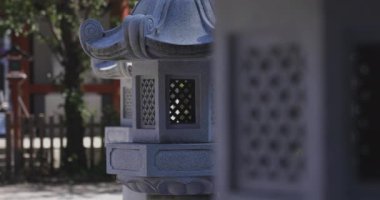 Tokyo 'daki Meguro Fudo Tapınağında taş bir fener.