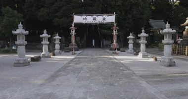 Tokyo 'daki Meguro Fudo Tapınağı' nda taş bir fener.