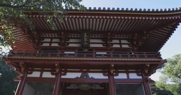 Haupttor am Meguro Fudo Tempel in Tokio kippt — Stockvideo