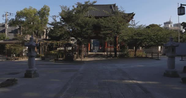 Porte principale au temple Meguro fudo à Tokyo plan large — Video