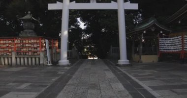 Tokyo 'daki Meguro Fudo Tapınağının ana kapısı.