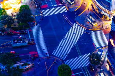Shibuya 'nın Tokyo' dan geçtiği gece uzun açılı bir çekim olacak.
