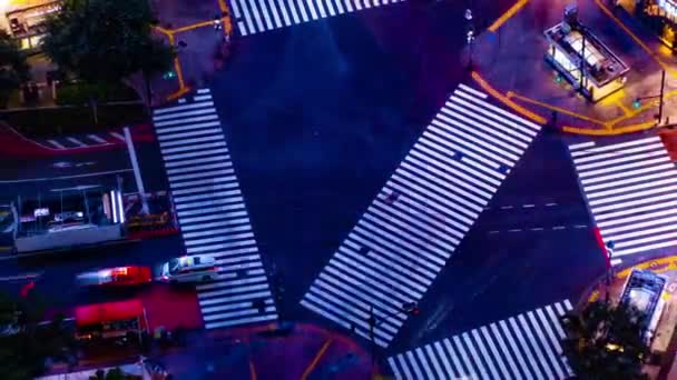 Noční čas přechodu Shibuya v Tokiu s vysokým úhlem přiblížení — Stock video