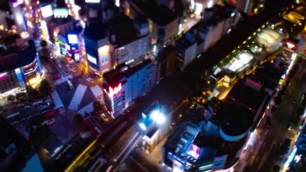 Ein nächtlicher Zeitraffer von Miniatur-Shibuya, der Weitwinkel-Hochwinkel-Kippschwenk überquert — Stockvideo