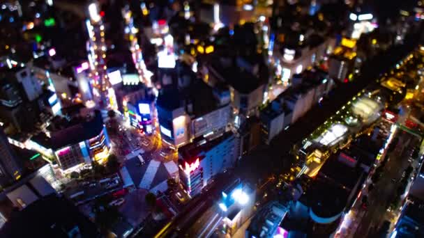 Ein nächtlicher Zeitraffer, in dem Miniatur-Shibuya die Weitwinkel-Hochwinkel-Kippschaltung überquert — Stockvideo