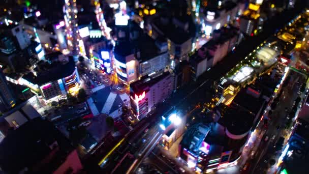 Ein nächtlicher Zeitraffer von Miniatur-Shibuya, der Weitwinkel-Hochwinkel-Kippschaltung überquert — Stockvideo