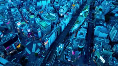 Shibuya bölgesindeki panoramik şehir manzarasının alacakaranlık zaman çizelgesi. Yüksek açılı geniş açılı zoom.