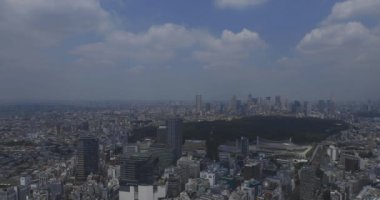 Tokyo yüksek açılı Shinjuku bölgesinde panoramik bir şehir.