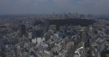 Tokyo yüksek açılı Shinjuku bölgesinde panoramik bir şehir.