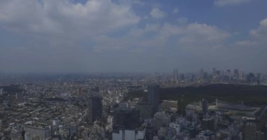 Tokyo yüksek açılı Shinjuku bölgesinde panoramik bir şehir.