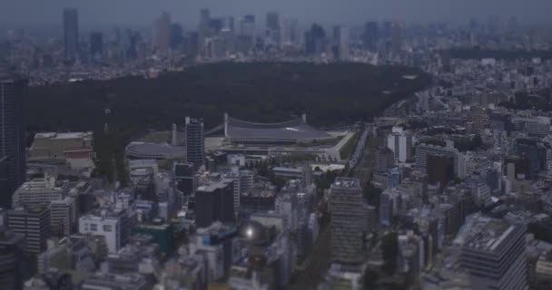 Uma paisagem urbana em miniatura na área de Shinjuku em Tóquio tiro de ângulo alto — Vídeo de Stock