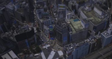 Tokyo 'daki Shibuya İstasyonu' nun yanındaki minyatür bir şehir manzarası yüksek açılı geniş açılı eğim kayması.