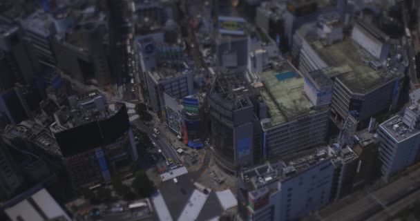 Uma paisagem urbana em miniatura perto da estação Shibuya em Tóquio grande ângulo tiro tiltshift — Vídeo de Stock