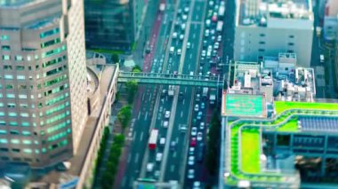 Tokyo kentindeki minyatür otoyolun zaman çizelgesi eğik duruyor.