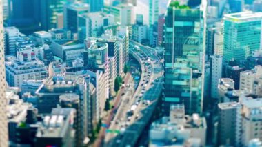 Tokyo 'daki şehir merkezinde mini otoyolun zaman ayarlı zoom' u