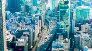 Tokyo 'daki kentsel vardiyada minyatür otoyolun zaman çizelgesi
