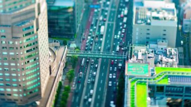 Tokyo 'daki kentsel vardiyada minyatür otoyolun zaman çizelgesi