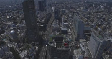 Tokyo yüksek açılı Shibuya bölgesinde panoramik karayolu zaman çizelgesi.