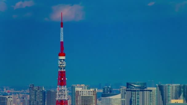 Een timelapse nabij Tokio toren bij Roppongi wijk in Tokio lange schot hoge hoek panning — Stockvideo
