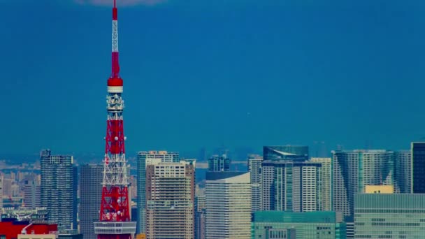 Ein Zeitraffer in der Nähe des Tokioter Turms auf dem Roppongi-Gelände in Tokio mit Weitschuss-Hochwinkelzoom — Stockvideo