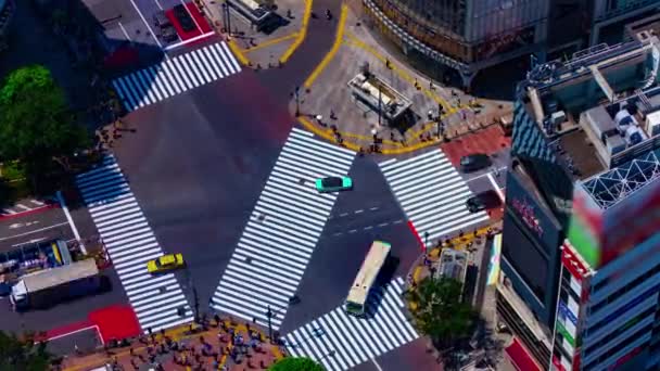 Shibuya 'nın Tokyo' dan geçişi uzun açılı bir zoom. — Stok video