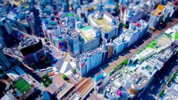 Een timelapse van miniature Shibuya kruising in Tokio hoge hoek zoom — Stockvideo