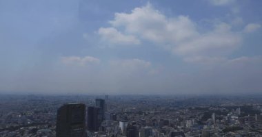 Tokyo yüksek açılı Shibuya bölgesinde panoramik bir şehir.