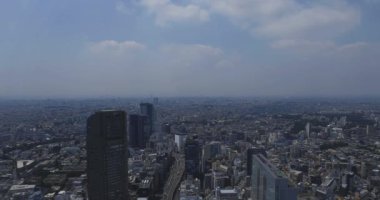 Tokyo yüksek açılı Shibuya bölgesinde panoramik bir şehir.