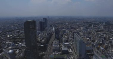 Tokyo yüksek açılı Shibuya bölgesinde panoramik bir şehir.